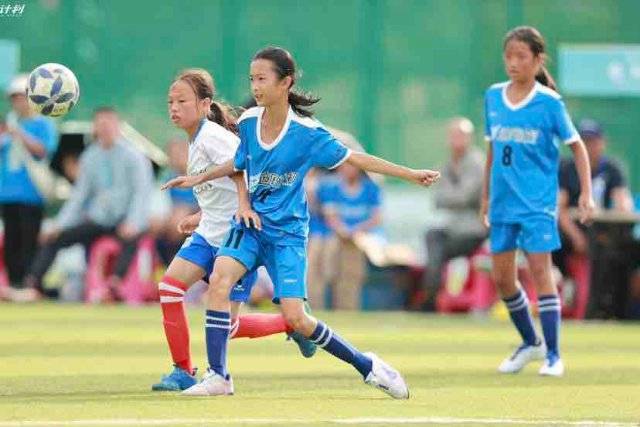 巴神时隔1701天重返意甲 球迷想要球衣巴神脱球裤